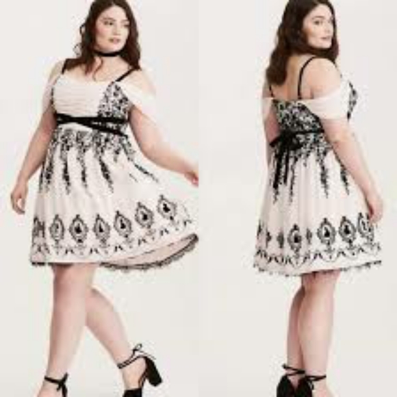 Looking to buy Torrid dresses size 3x 4x 24 or 26 - Picture 2 of 7